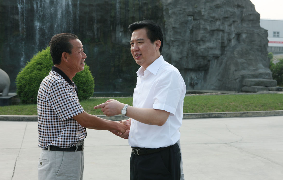 2012年8月，宜昌市委書記黃楚平與東圣董事長親切交談。 